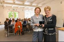 Marika Wachtmeister och Margareta Pålsson vid medaljutdelningen. Foto: Lars Owesson