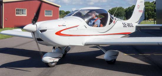 Spaka-själv på flygfältet