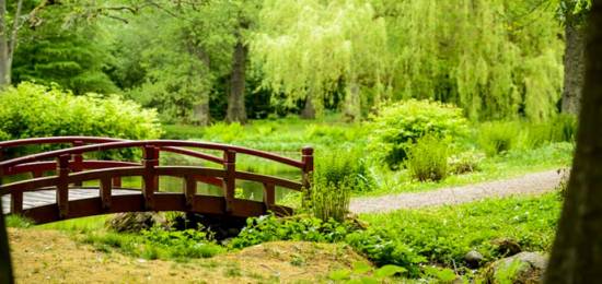 Trädgårdsmästare visar Krapperups park