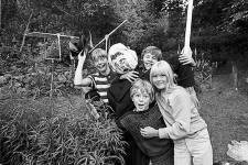 Barnen utanför Doktor Millers hus. Foto: NordArt