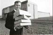 Rolf Jansson framför nybyggda förlagshuset.