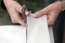 2. Klipp en 5 cm bred remsa längs långsidan av ett ark silkespapper.