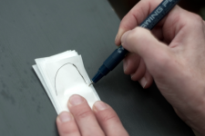 4. Klipp ena änden rund