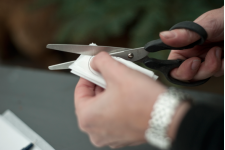 4. Klipp ena änden rund