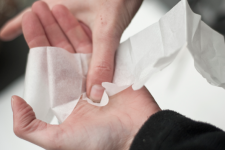 5. Vik ut remsan. För att få vacker form på rosen formar man blombladen i handflatan genom att trycka på varje blomblad med tummen så de blir kupiga.