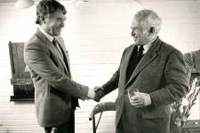 Rolf Janson hälsar på finbesök – författaren Norman Mailer.