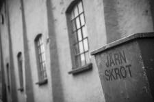 Höganäs Verkstad askeputsade och rödfärgade industrifasad är den sista i kvarteret Röret.