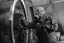 Ingvar Olsson sprutmålar svarvade ringar till Sandvik.