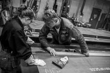 Kenneth Kristiansson och praktikanten Lene Appelholm markerar ut svetspunkter på en plåt