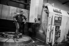 Andreas Löf har bultat fast ringen i karusellsvarven.