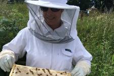 Tina Berthelsen i biodlingen på Lottenlund. Foto: Privat.