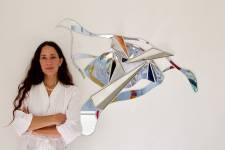 Shahla Friberg med konstverket Gala